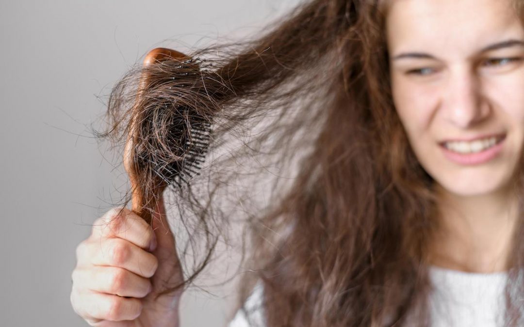 Caiguda del cabell: per què passa i com prevenir-la de manera natural